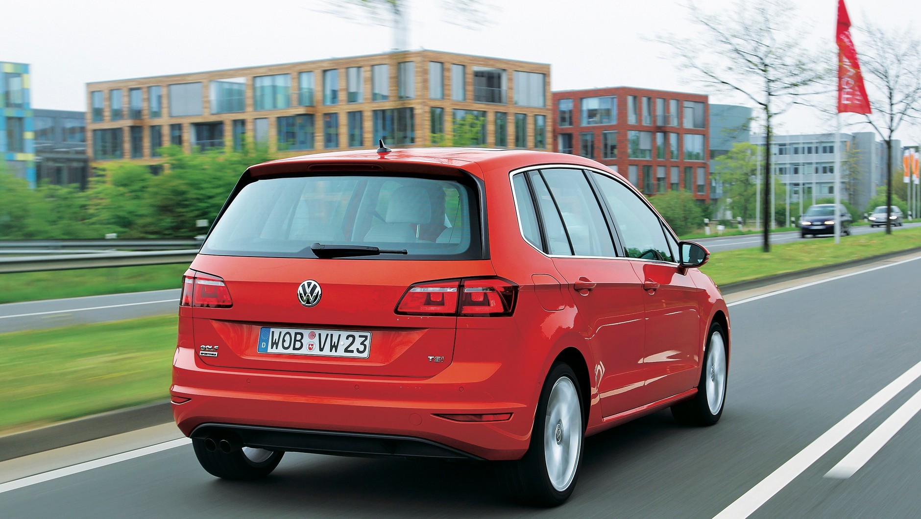 Chromowane ramki wokół szyb mają podnieść prestiż modelu. Pod logo VW znajduje się kamera cofania