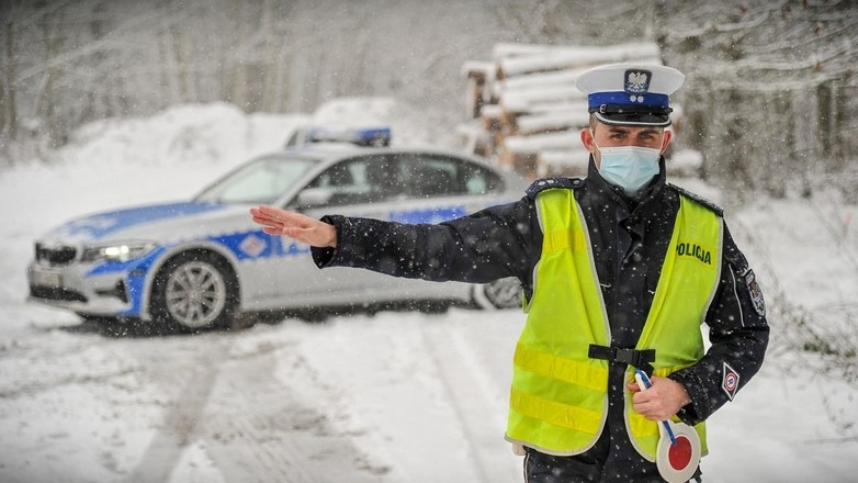 Policja zimą, policjanci, zimowa kontrola drogowa, drogówka w zimie