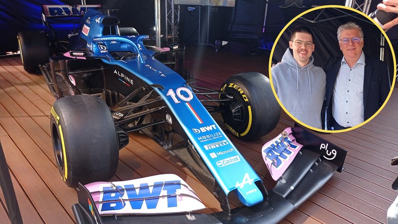 Bolid zaprezentowany przez BWT Alpine F1 Team w Krakowie. W kółku szef zespołu Otmar Szafnauer (po prawej)