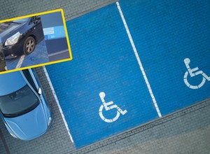 Sąsiad zniszczył auto rodziców niepełnosprawnego dziecka. Na aucie był napis "od kochających sąsiadów dla troskliwego strażnika"