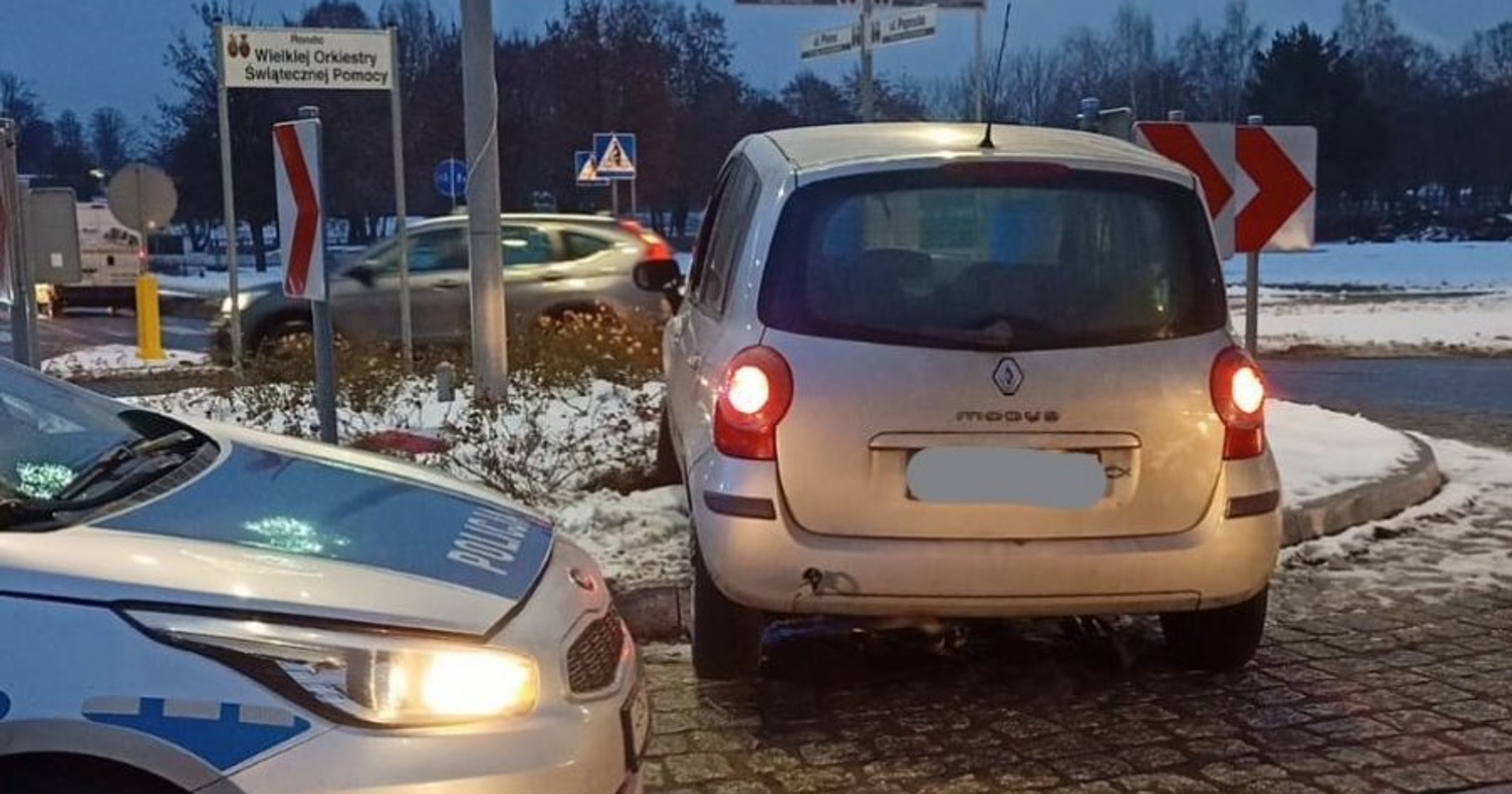 Pijany 62-latek chciał przejechać przez środek ronda