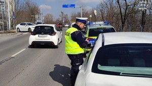 Policjanci masowo zaglądają w nadkola aut. Szukają tego, czego z daleka nie widać i wystawiają 3000 zł mandatu