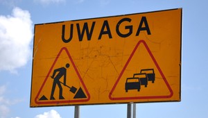 Trafiła kosa na kamień. TIR musiał cofać przez całą długość zwężenia 