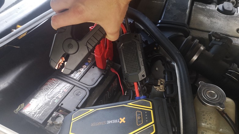 Mały przenośny akumulator litowy z okablowaniem i elektroniką chroniącą przed pożarem zastąpi sąsiada albo taksówkarza z kablami rozruchowymi