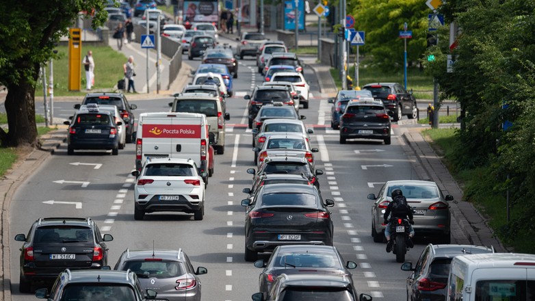 Pył drogowy, będący mieszanką cząsteczek pochodzących z różnych źródeł, w tym spalania paliw czy zużycia części samochodowych, jest jednym z głównych nośników WWA, które mają potwierdzone działanie rakotwórcze