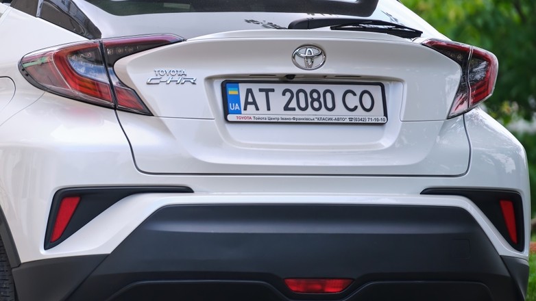 Toyota na ukraińskich tablicach nowego wzoru obowiązującego od 2015 r.