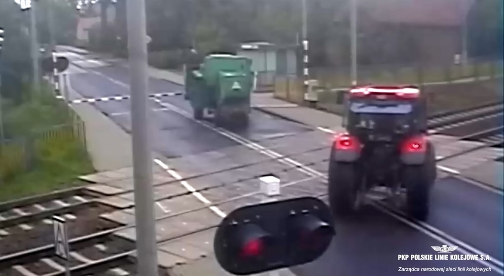 Kombajn i traktor na zamkniętym przejeździe kolejowym