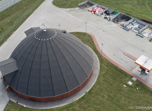 Czemu przy drogach stoją dziwne kopuły? Pochodzą z Kanady i mają ważne zadanie