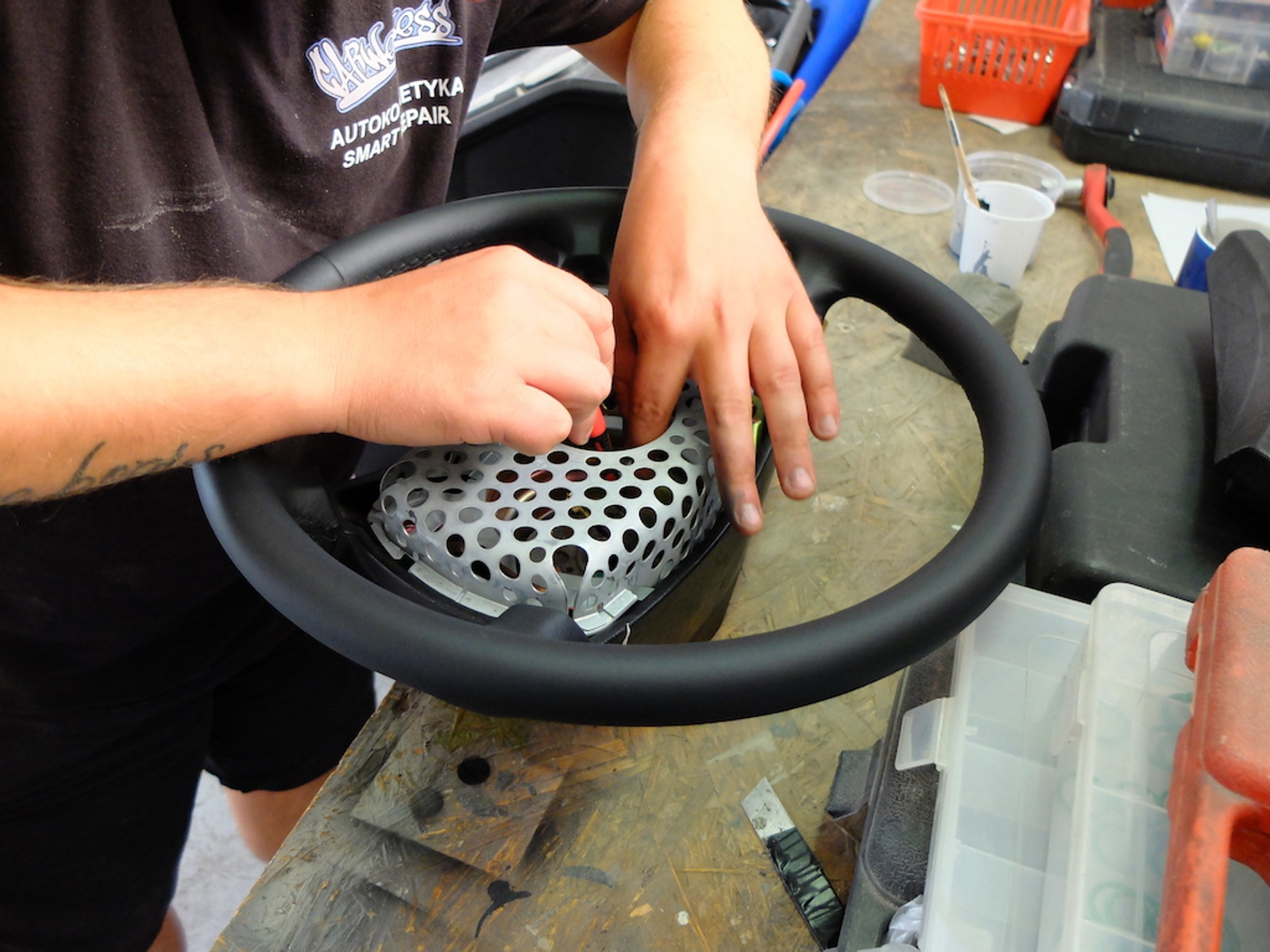 Odnawianie skórzanej kierownicy