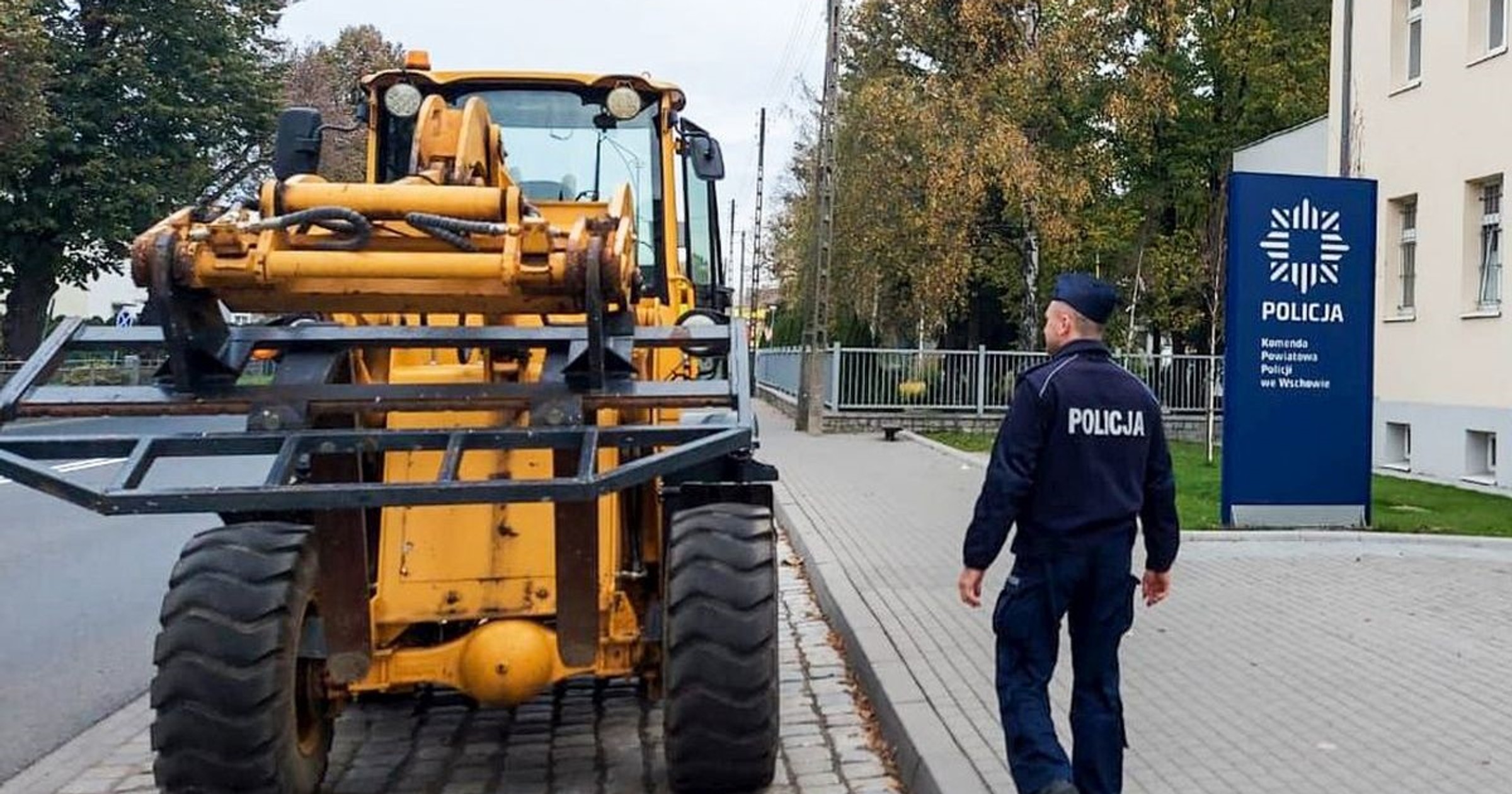 Chciał zaimponować znajomej, więc wsiadł do koparki i przejechał nią kilka kilometrów, kończąc przejażdżkę przed budynkiem policji