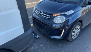 Drobna stłuczka, a auto w papierach wygląda jak wrak. Co znaczy "szkoda istotna" w historii pojazdu?