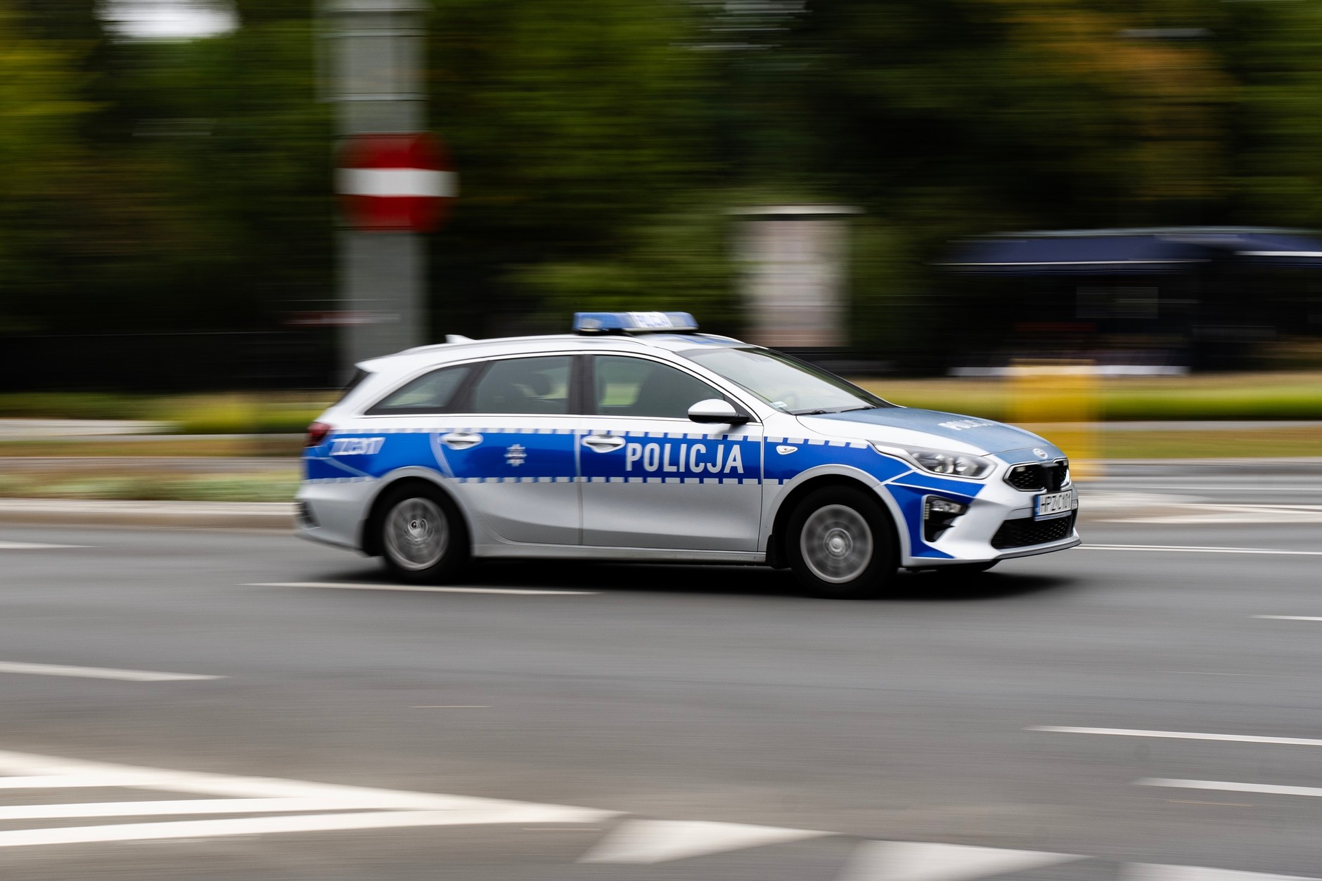 O pojeździe uprzywilejowanym mówimy tylko wtedy, gdy ma on włączone sygnały świetlne i dźwiękowe. W innym wypadku to zwykły uczestnik ruchu