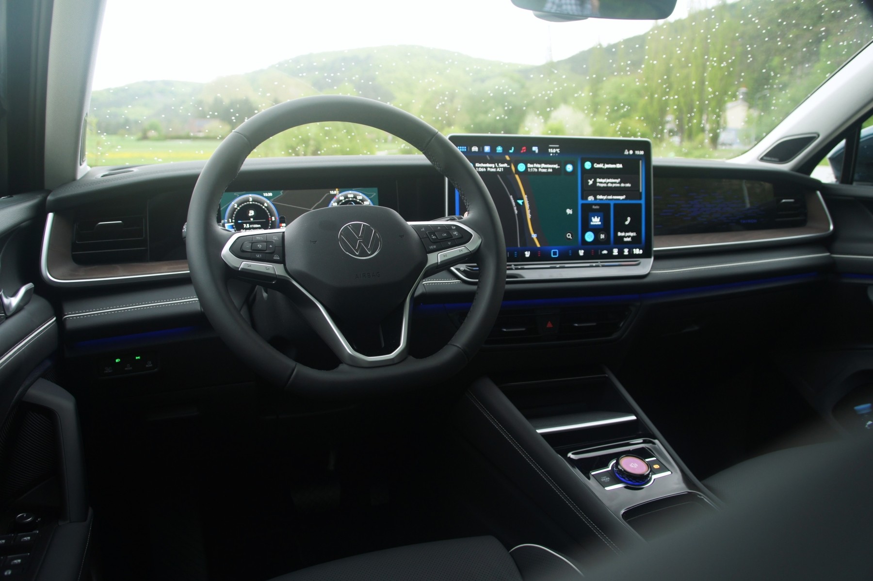 Jedna drewniana listwa na desce rozdzielczej nie rozwesela smutnego wnętrza Tayrona