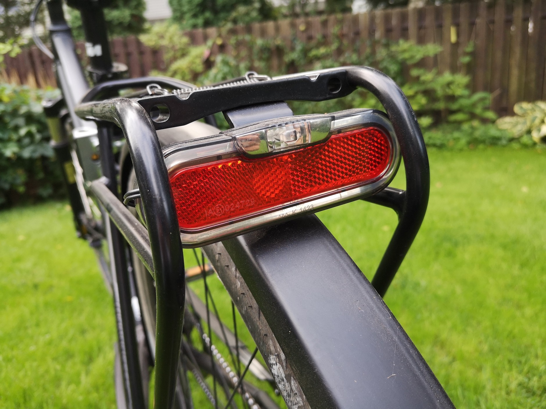 lampka tylna na dynamo z odblaskiem oraz dwiema trybami świecenia: podczas jazdy świecą wszystkie segmenty, a na postoju (do kilku minut) tylko jeden.