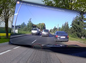 Poboczem i pod prąd. Tak spieszył się kierowca Audi [Nagranie]
