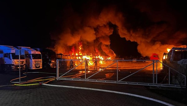 16 ciężarówek spłonęło w Osiecznicy. To drugi pożar w ciągu kilku dni