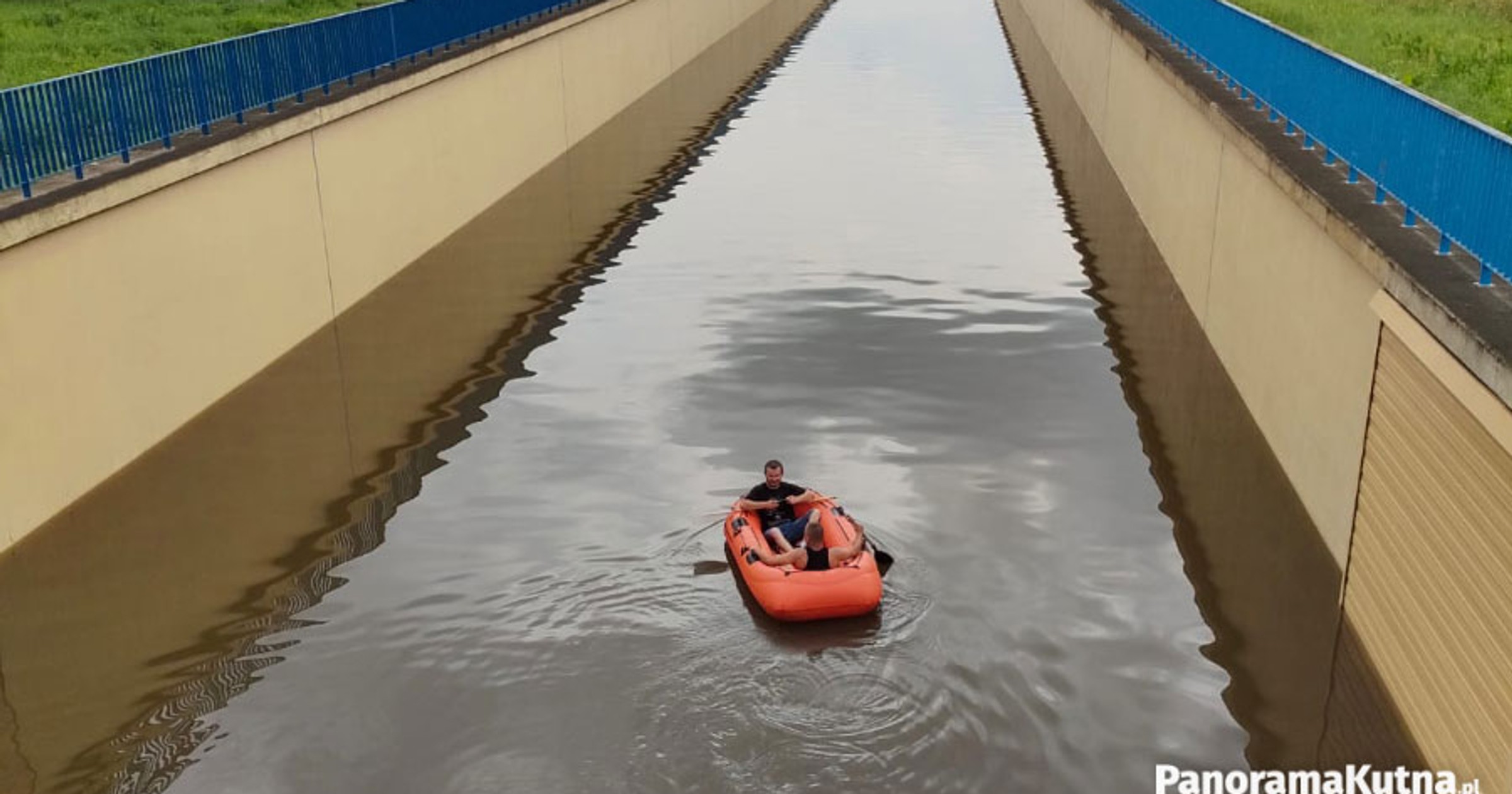 Ponton na zalanej obwodnicy Kutna