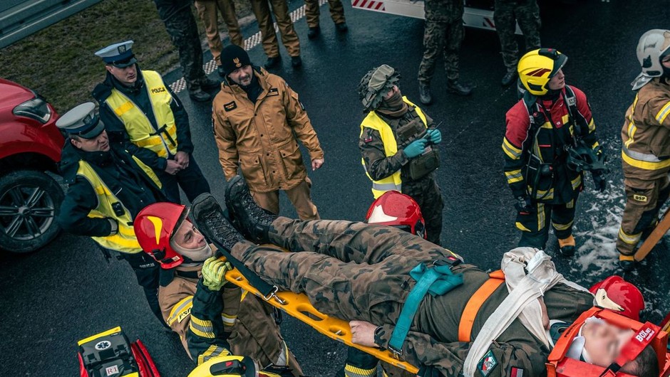 Tragiczny wypadek podczas ćwiczeń DRAGON 24. Na trasie S-19 najechały na siebie dwa transportery wojskowe