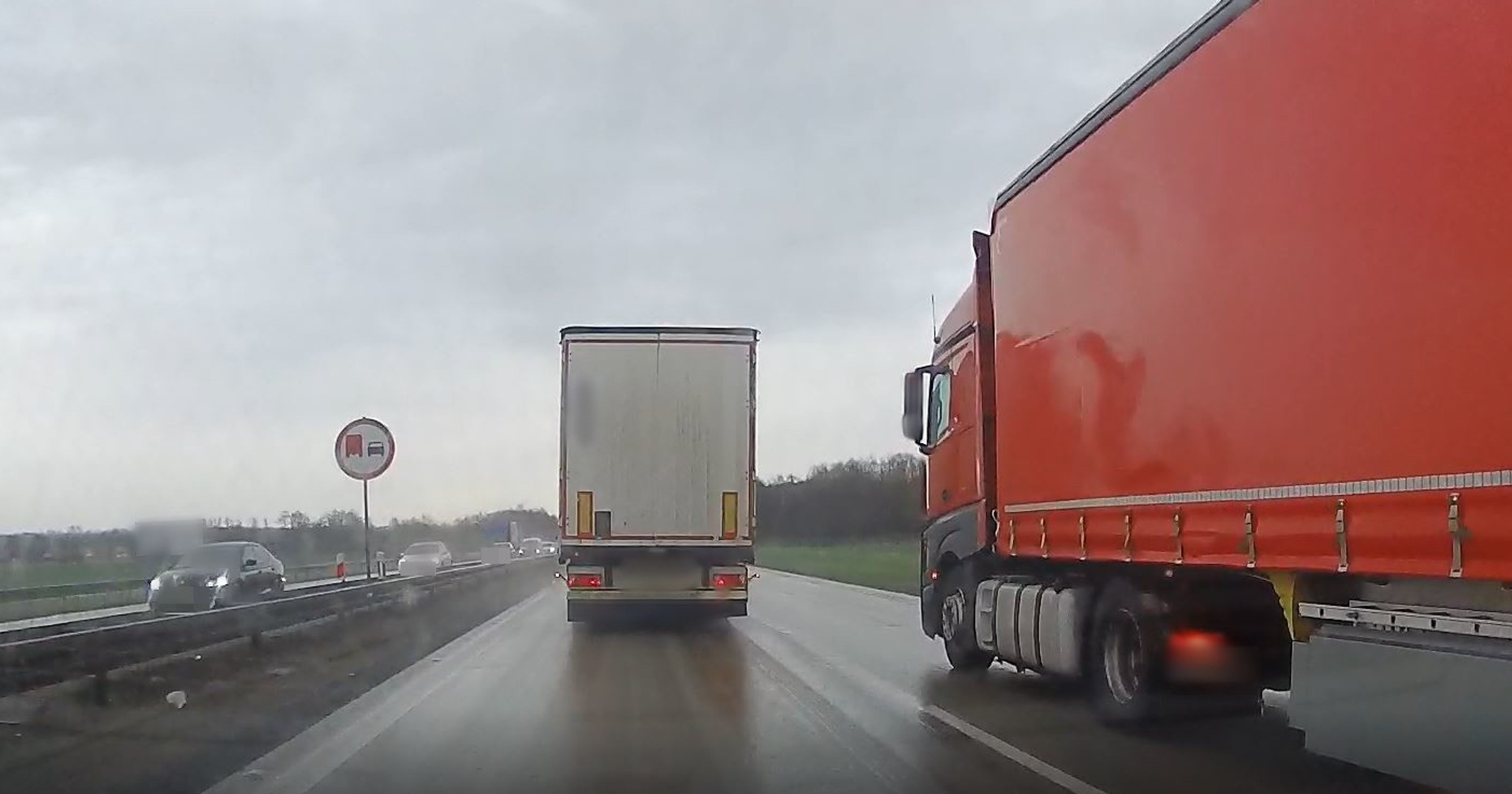 Podczas akcji przeprowadzonej na autostradzie A4 inspektorzy ITD skupili się na kierowcach łamiących zakaz wyprzedzania
