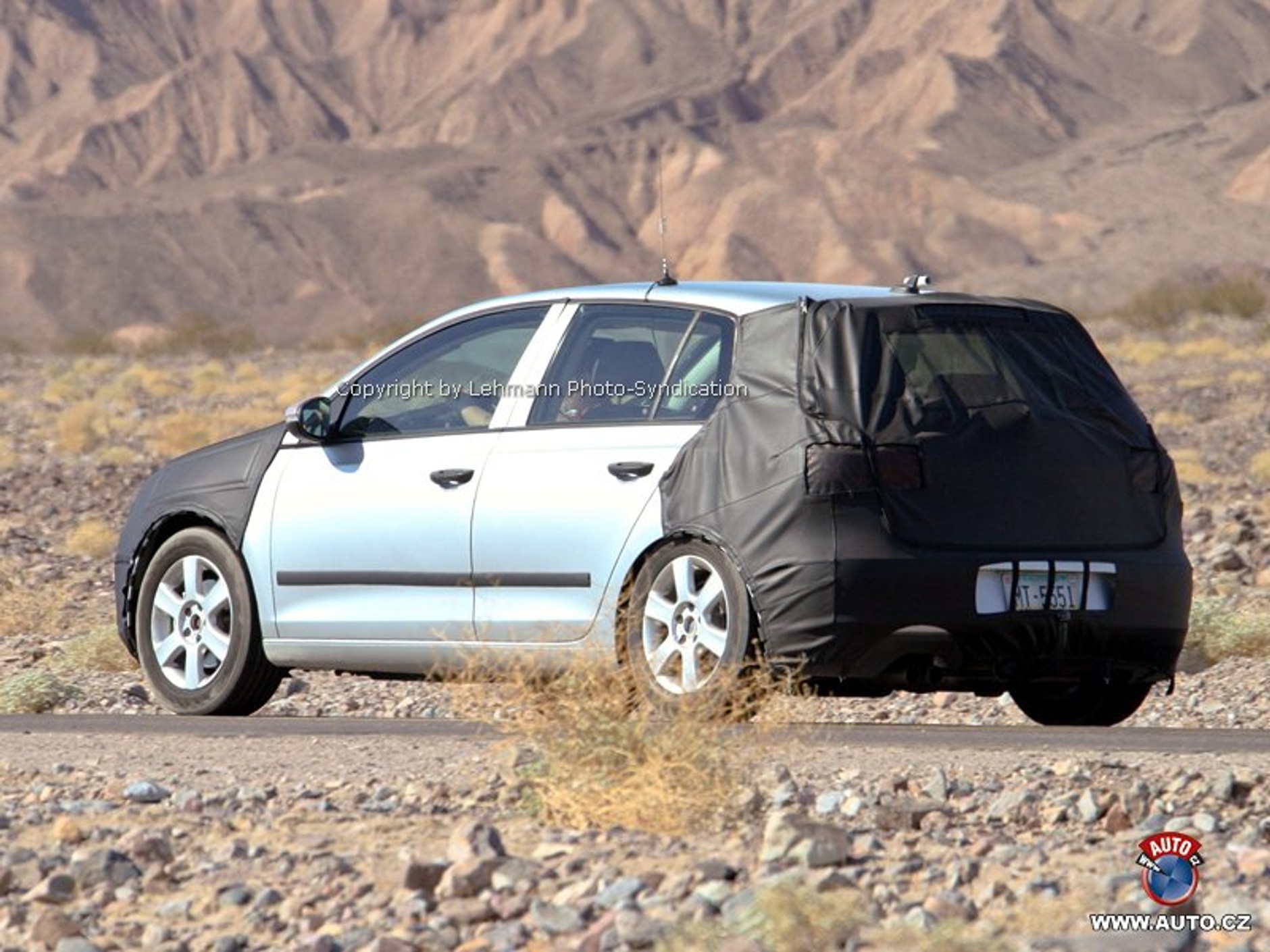 Zdjęcia szpiegowskie: Volkswagen Golf przechodzi intensywne testy