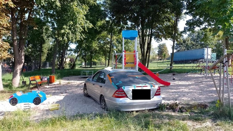 Wjechał na plac zabaw, ale zdołał już z niego wyjechać