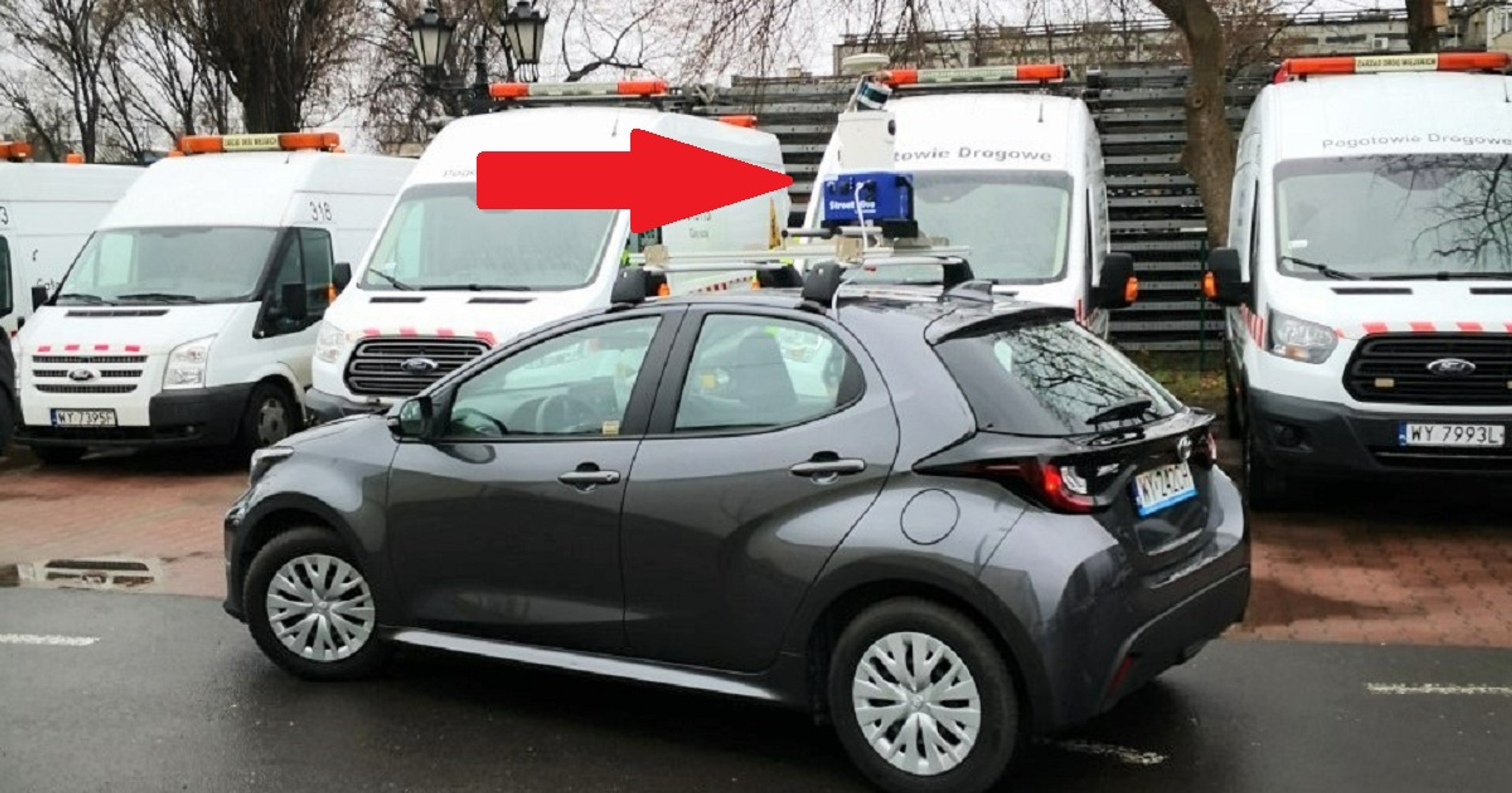 Nietypowe auto na ulicach Warszawy. Po co mu sprzęt na dachu?