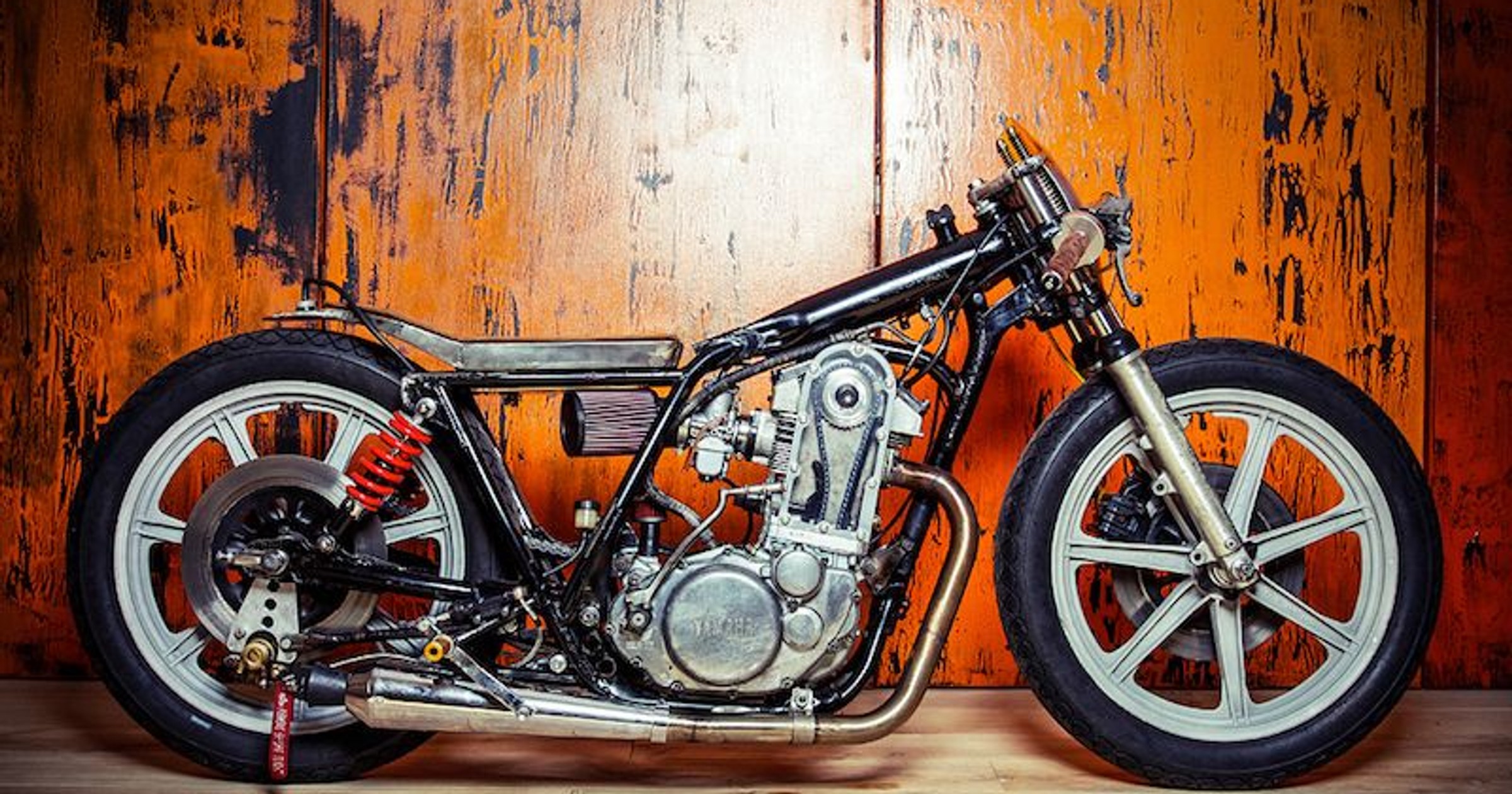Kingston Yamaha SR500 z fragmentem silnika od Porsche 911 Turbo z generacji 930