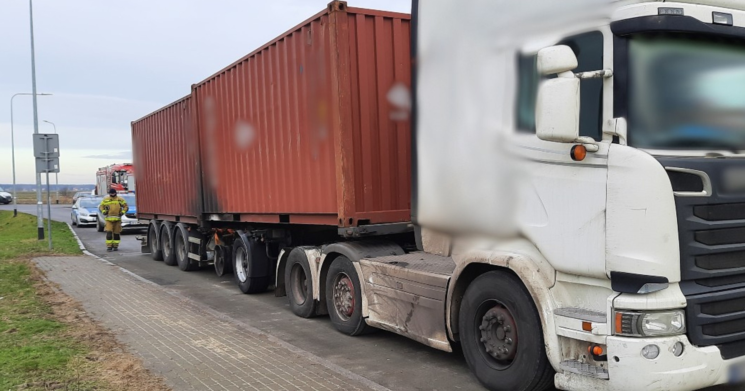 Na drodze S17 koło Garwolina zapaliła się ciężarówka, którą przewożono ponad 25 t silnie żrącego kwasu mrówkowego