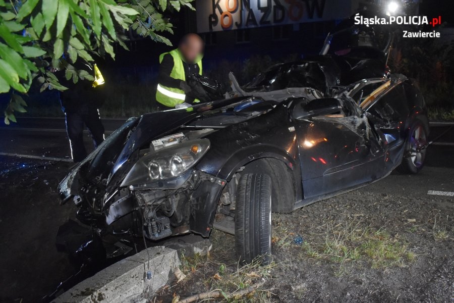 Opel "dachował" w Biskupicach. Pasażerowie zostali uwięzieni