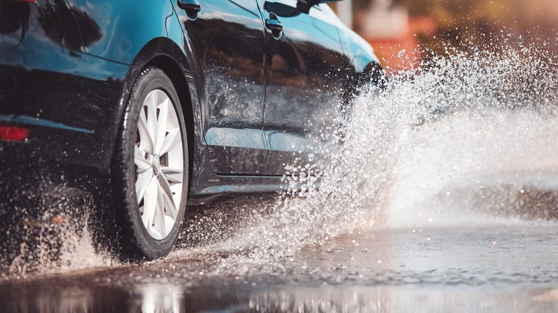 Do aquaplaningu dochodzi w deszczową pogodę