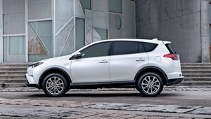 Używany SUV w dobrej cenie. Toyota RAV4 czy VW Tiguan? Faworyt jest jeden