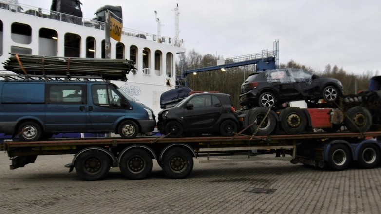 Różne rodzaje pojazdów na naczepie zatrzymane w porcie