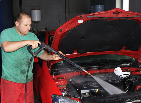 Czy warto umyć silnik?