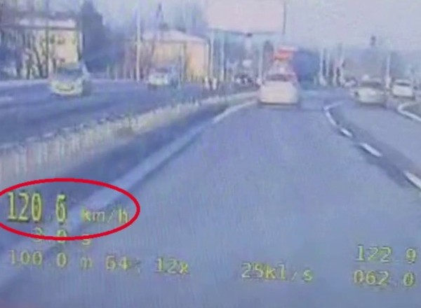 Policjanci podsumowali jego jazdę na 32 punkty karne. Kierowcę czeka ponowny egzamin