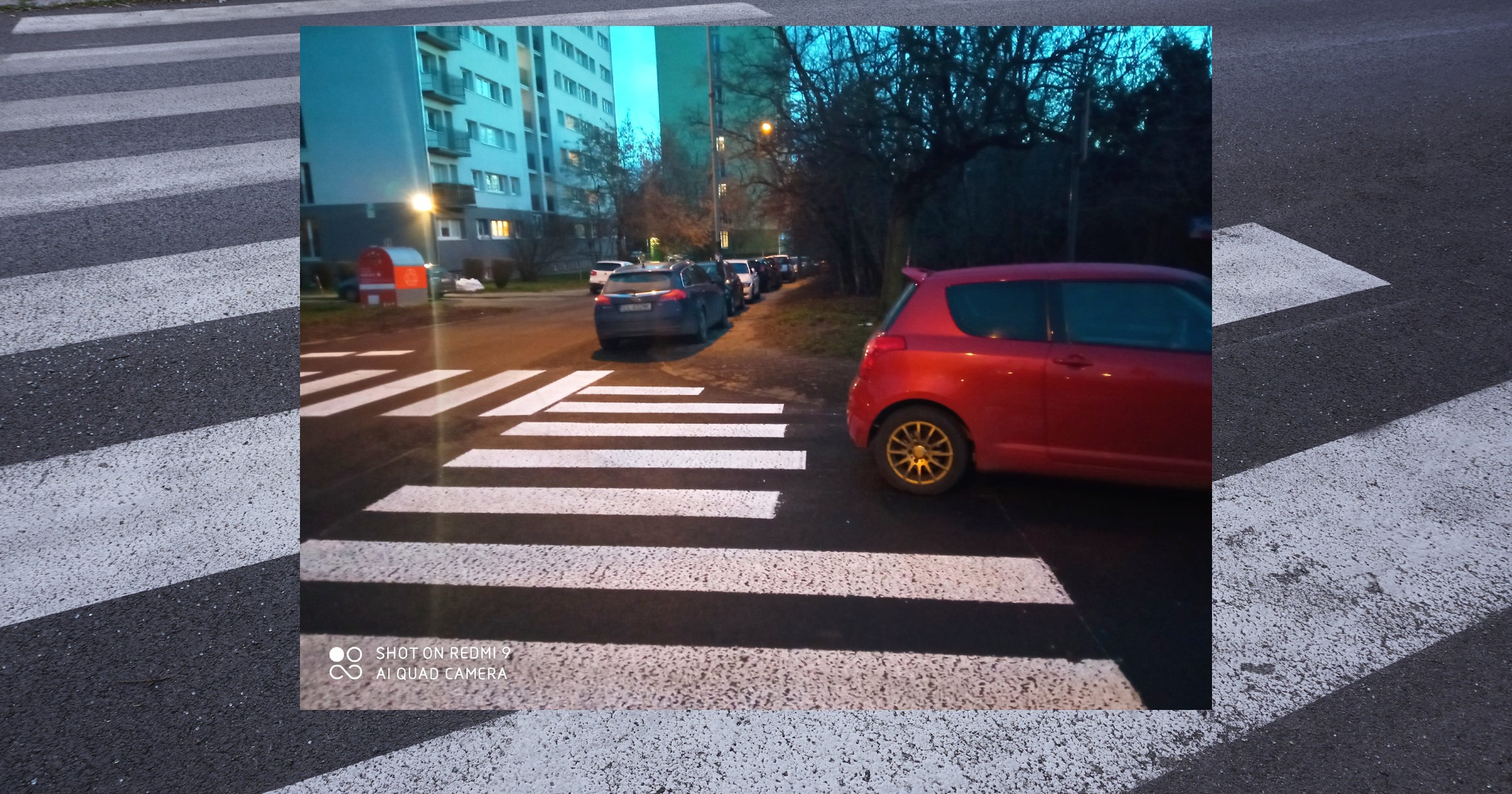 Niedomalowane przejście dla pieszych przez źle zaparkowany samochód