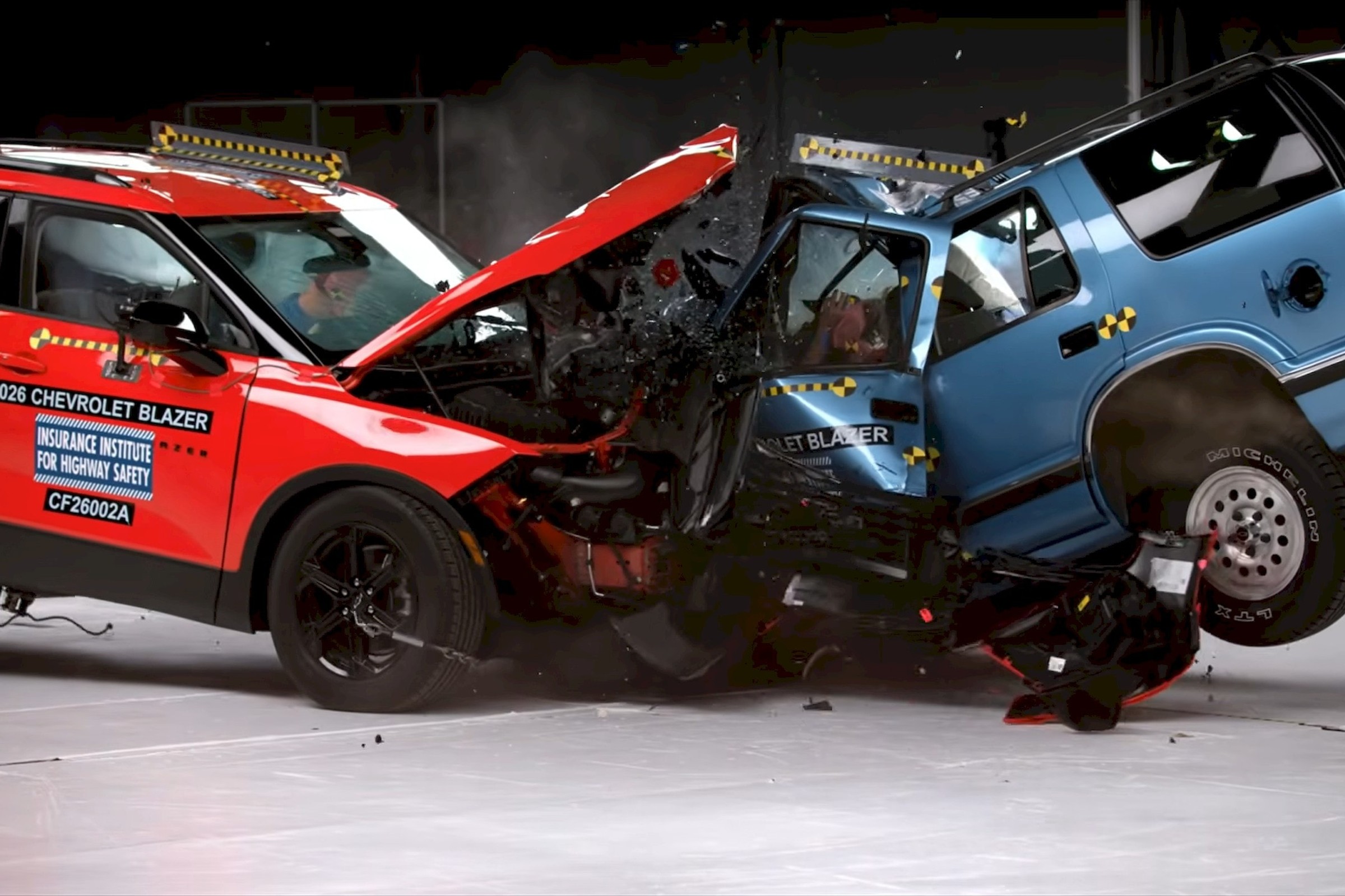 Test IIHS obala mit o bezpieczeństwie starych aut. Każdy powinien go obejrzeć