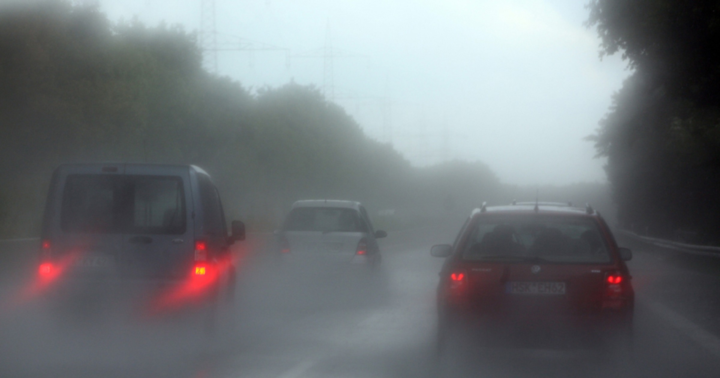 Jazda w deszczu i podczas mgły - jest bardzo niebezpieczna