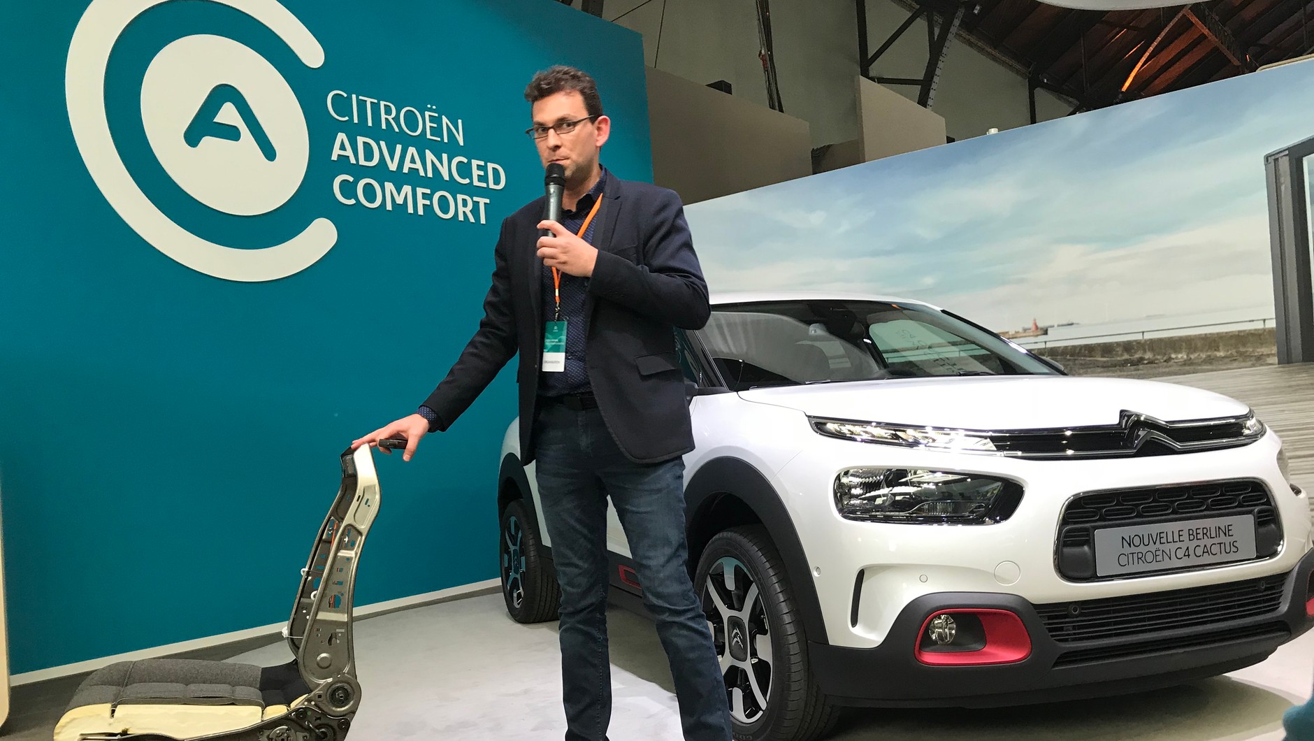 Citroen chwali się nowymi fotelami Advanced Comfort. Wyłożono je gąbką o większej gęstości. Citroen C4 Cactus