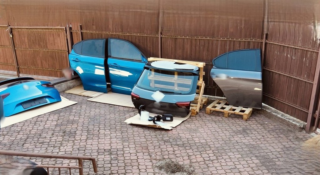 Części ze skradzionych aut znalezione w magazynie na Podkarpaciu