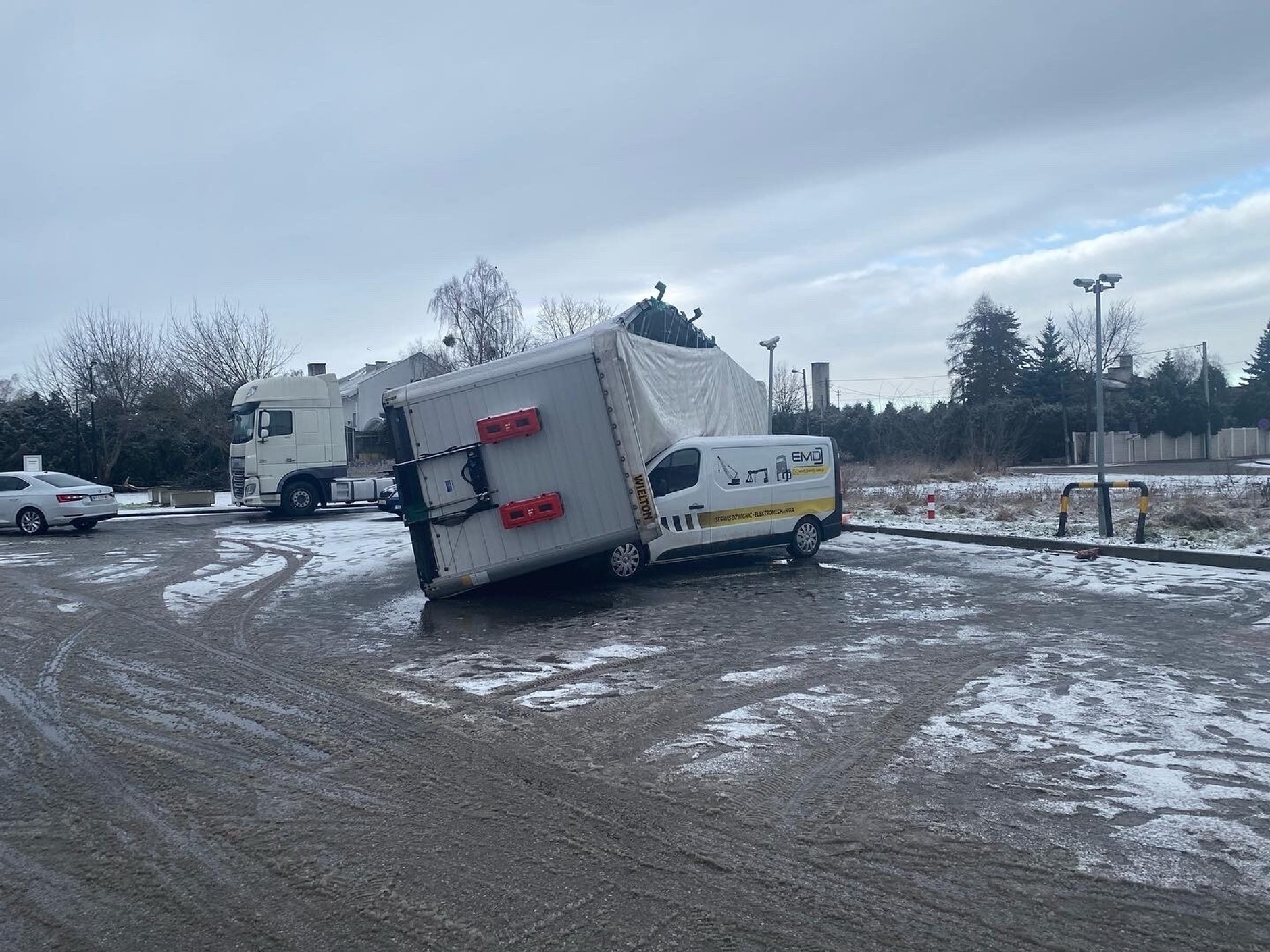 Skutki burzy śnieżnej w Warszawie