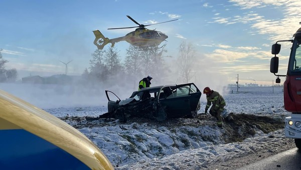 Śmigłowiec Lotniczego Pogotowia Ratunkowego na miejscu zdarzenia
