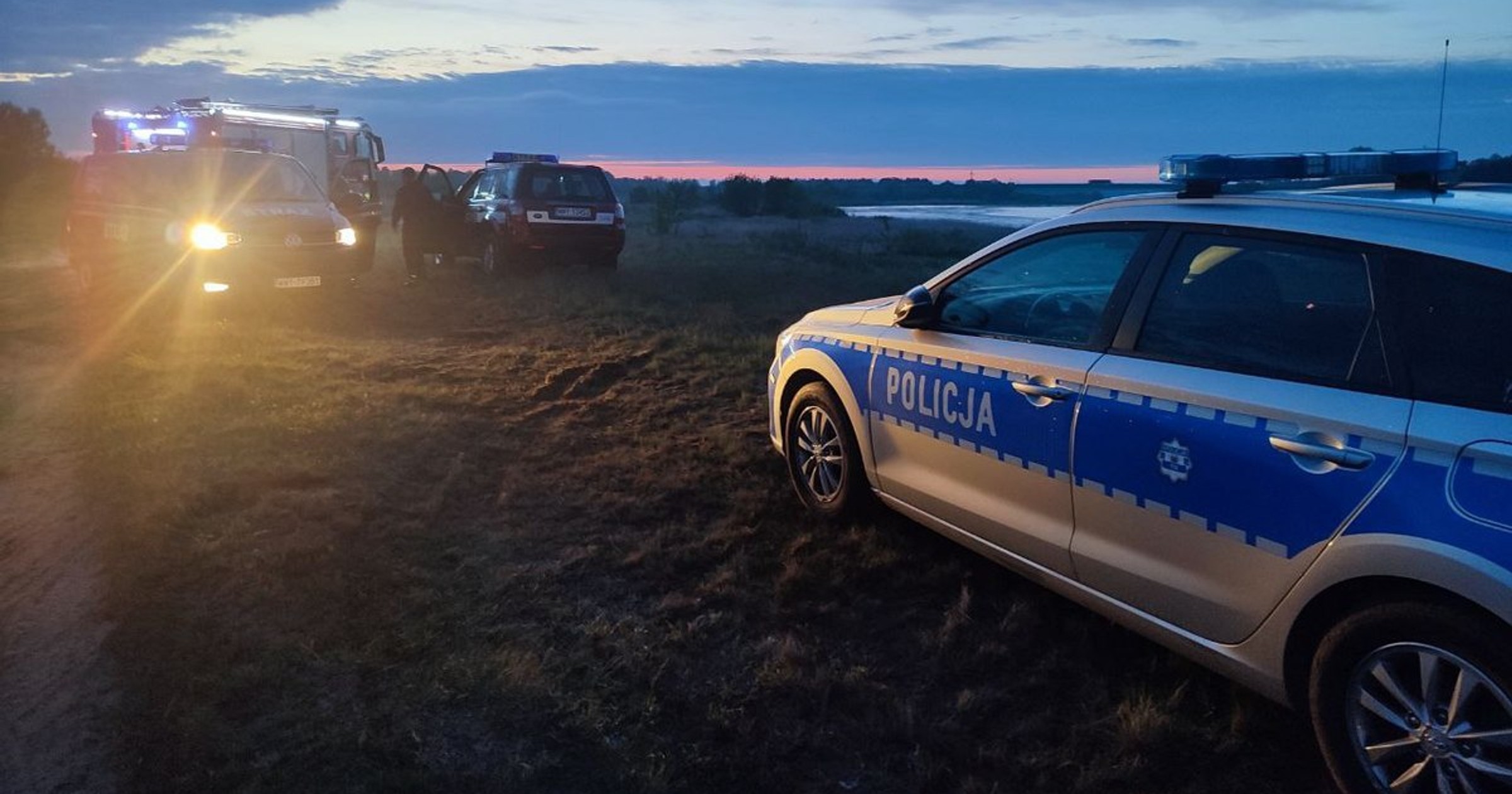 Pili alkohol nad rzeką. Ich auto zjechało z nimi do wody 