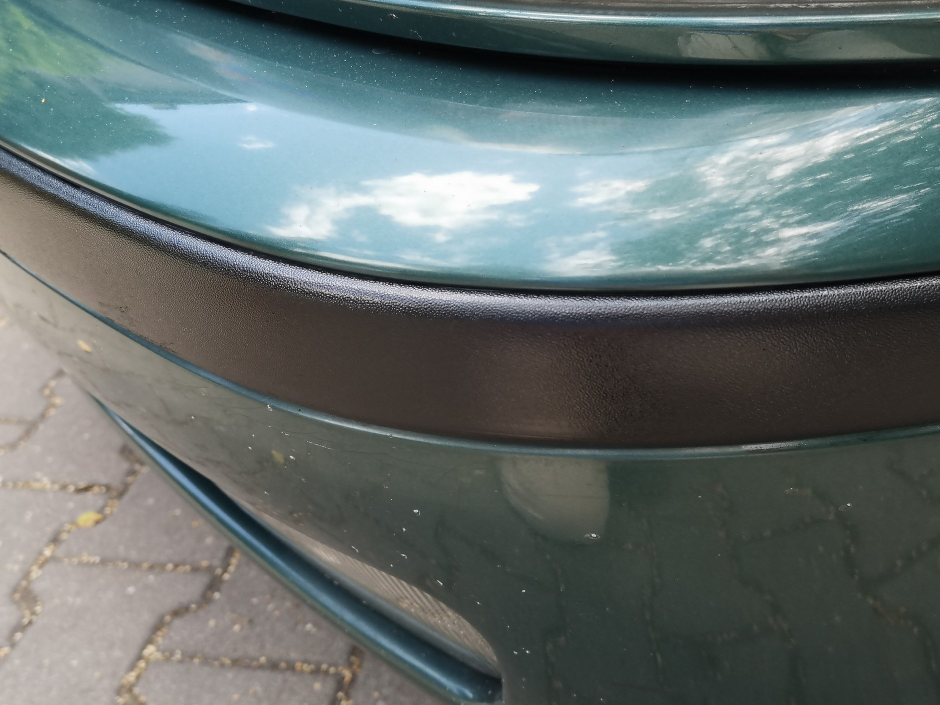 Renowacja czarnych listew i zderzaków w aucie: efekt końcowy znakomity – jeśli można uniknąć malowania lakierem strukturalnym, to warto użyć profesjonalnej chemii z pigmentem