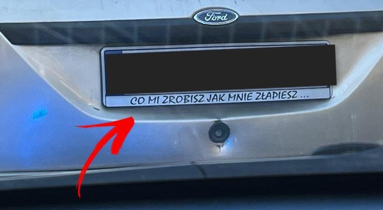 Szyderczy napis na tablicy rejestracyjnej. Kierowca szybko poznał odpowiedź