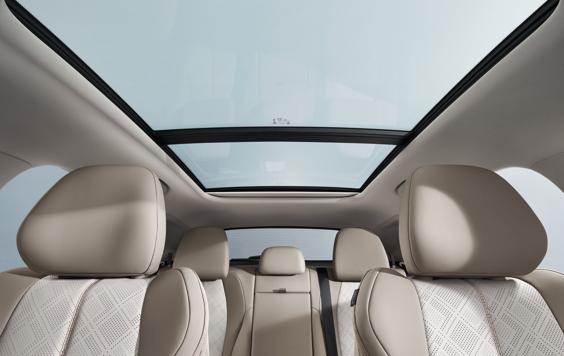 Panoramiczny szklany dach w BYD Atto 3 Evo