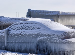 Auta skute lodem na pokładzie statku we Władywostoku [Nagranie]