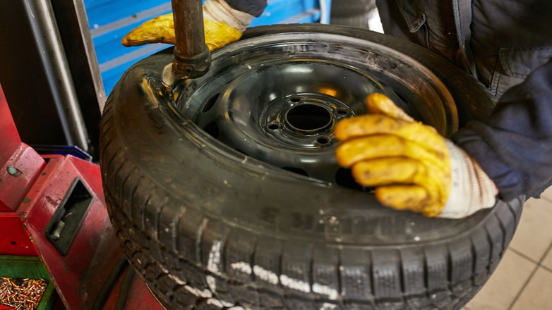 Wyważanie kół na wyważarce z testem drogowym