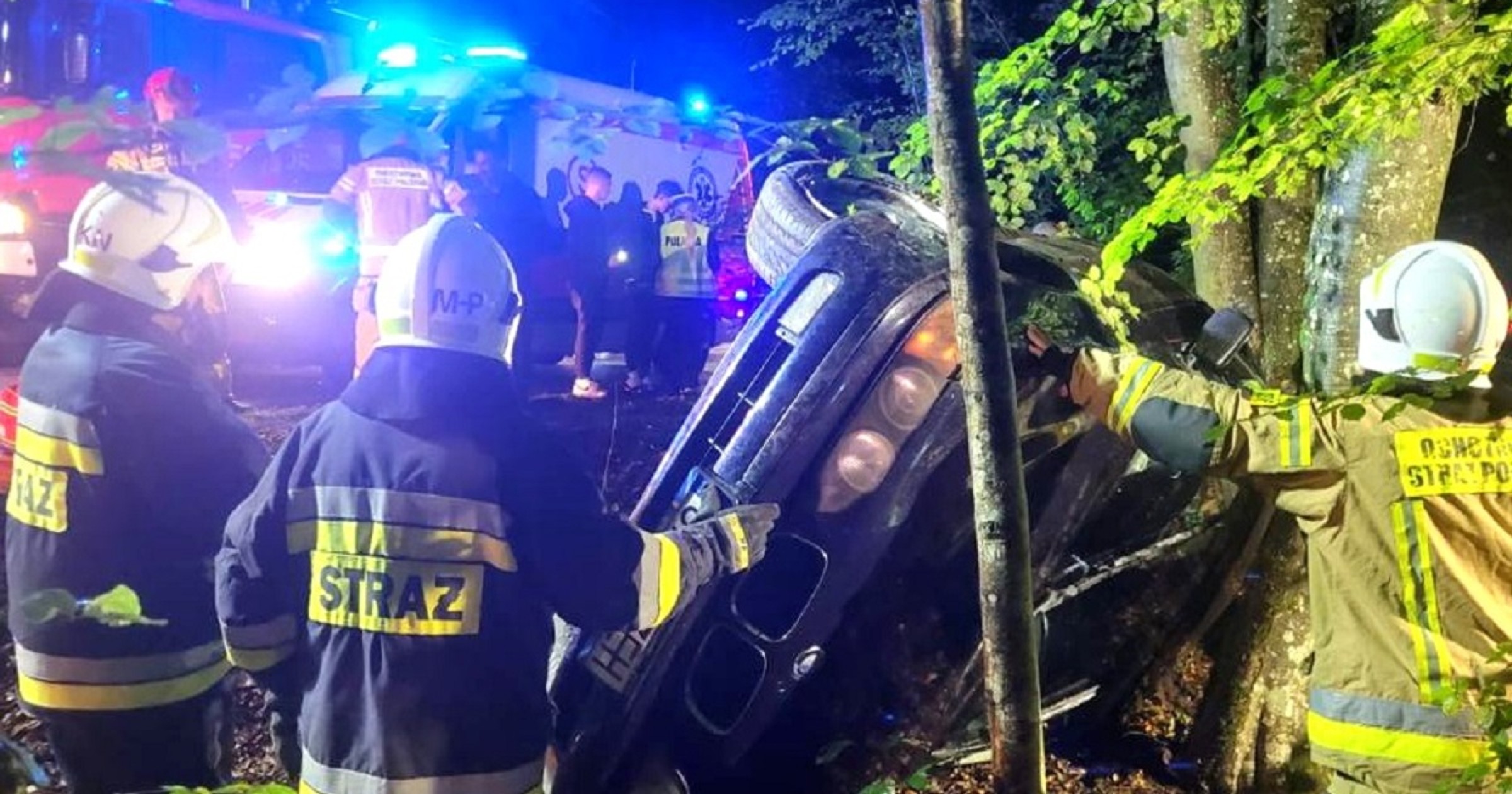 Młody kierowca rozbił BMW na drzewie w trakcie nocnej przejażdżki