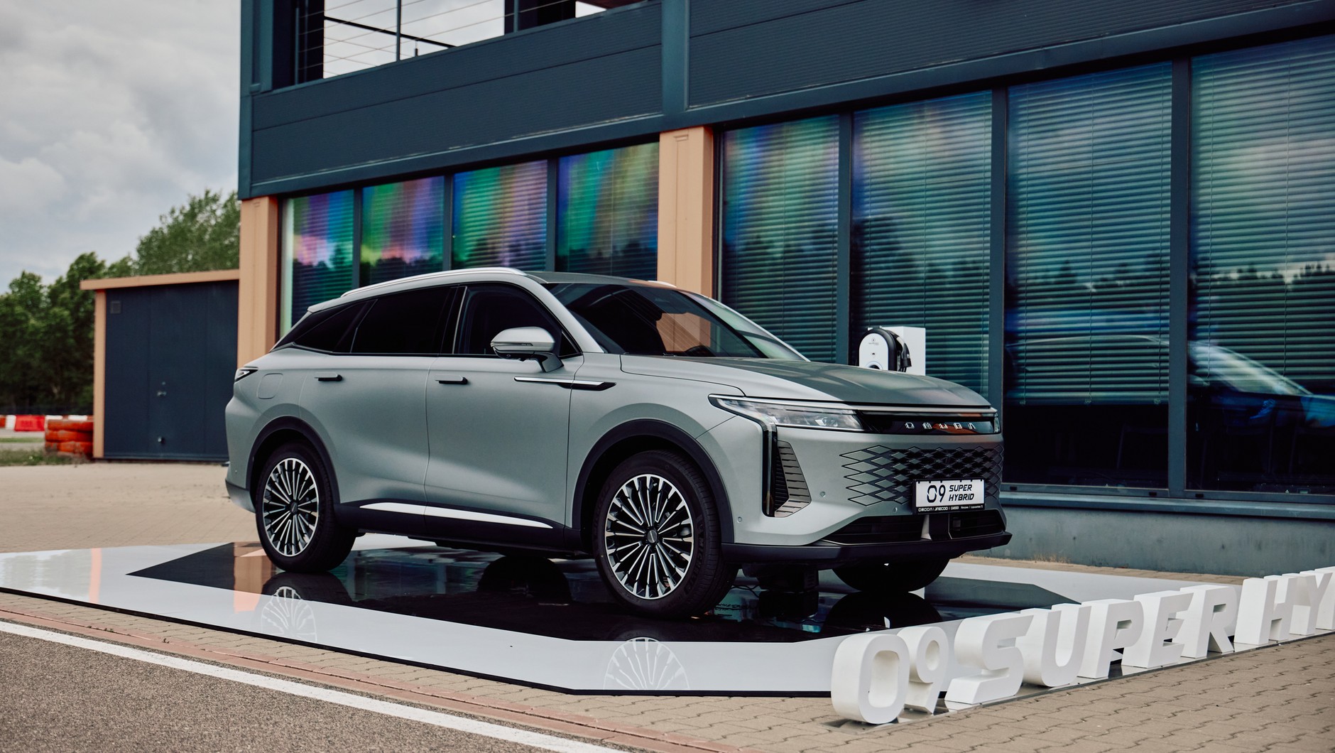 Omoda 9 Super Hybrid w kolorze Universe Grey – to jedyny lakier, za jaki trzeba dopłacić