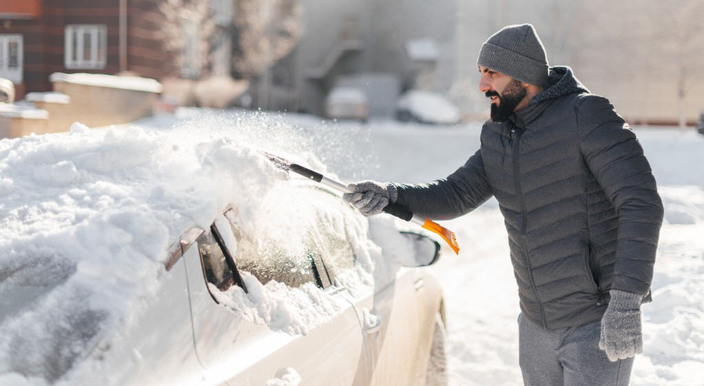 Odśnieżenie samochodu to obowiązek kierowcy